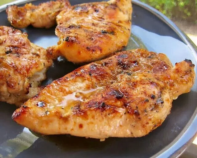 Peito de Frango Grelhado — Peito de frango grelhado, macio e suculento. | Cantinho Caseiro, Macaé/RJ